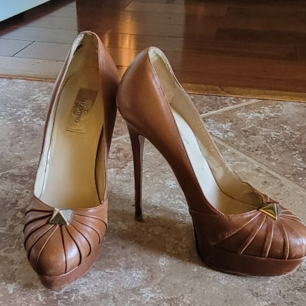 Valentino Garavani Tan Single Studded Leather Pumps Shoes. Eur. 38